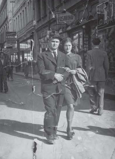 Otac Vojke Đikić i sestra Nada u sarajevskoj ulici Ferhadija krajem 1930-tih